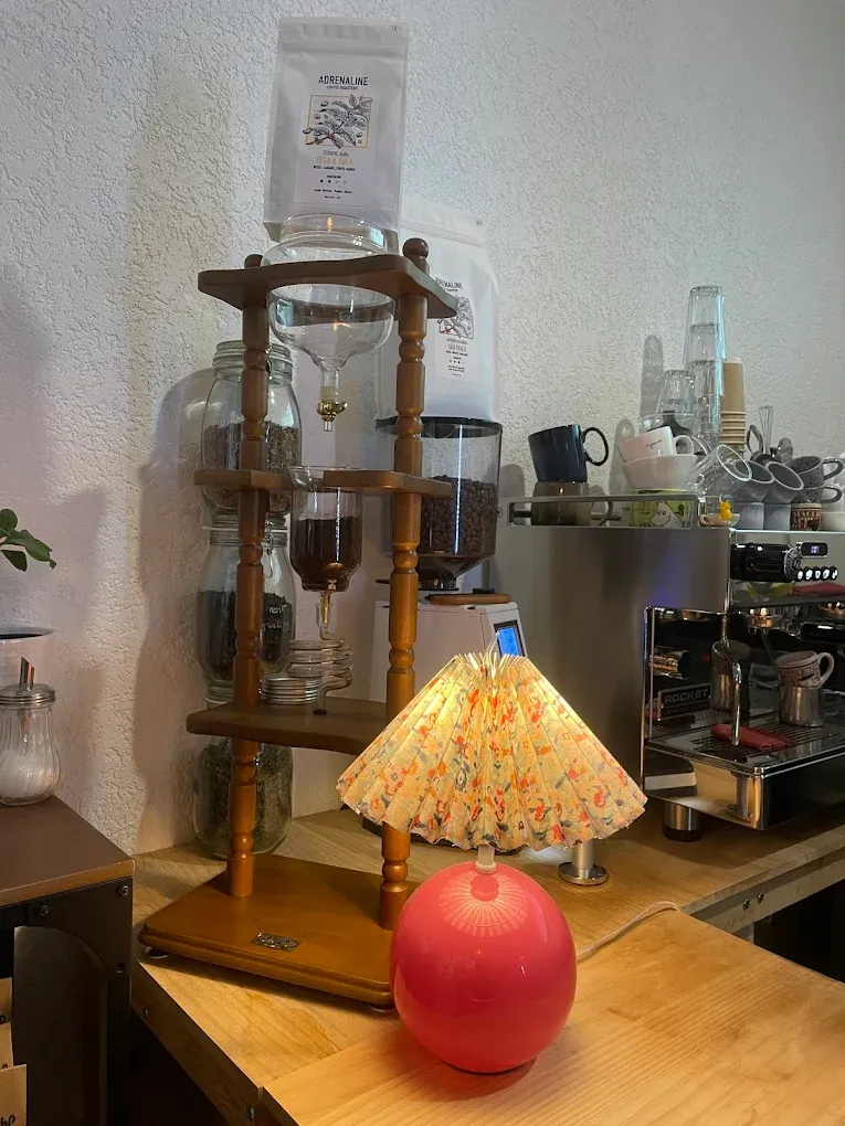 Tour de cold drip d'Ogeessa Coffee : le café s'extrait goutte à goutte à froid, à côté de la machine à espresso