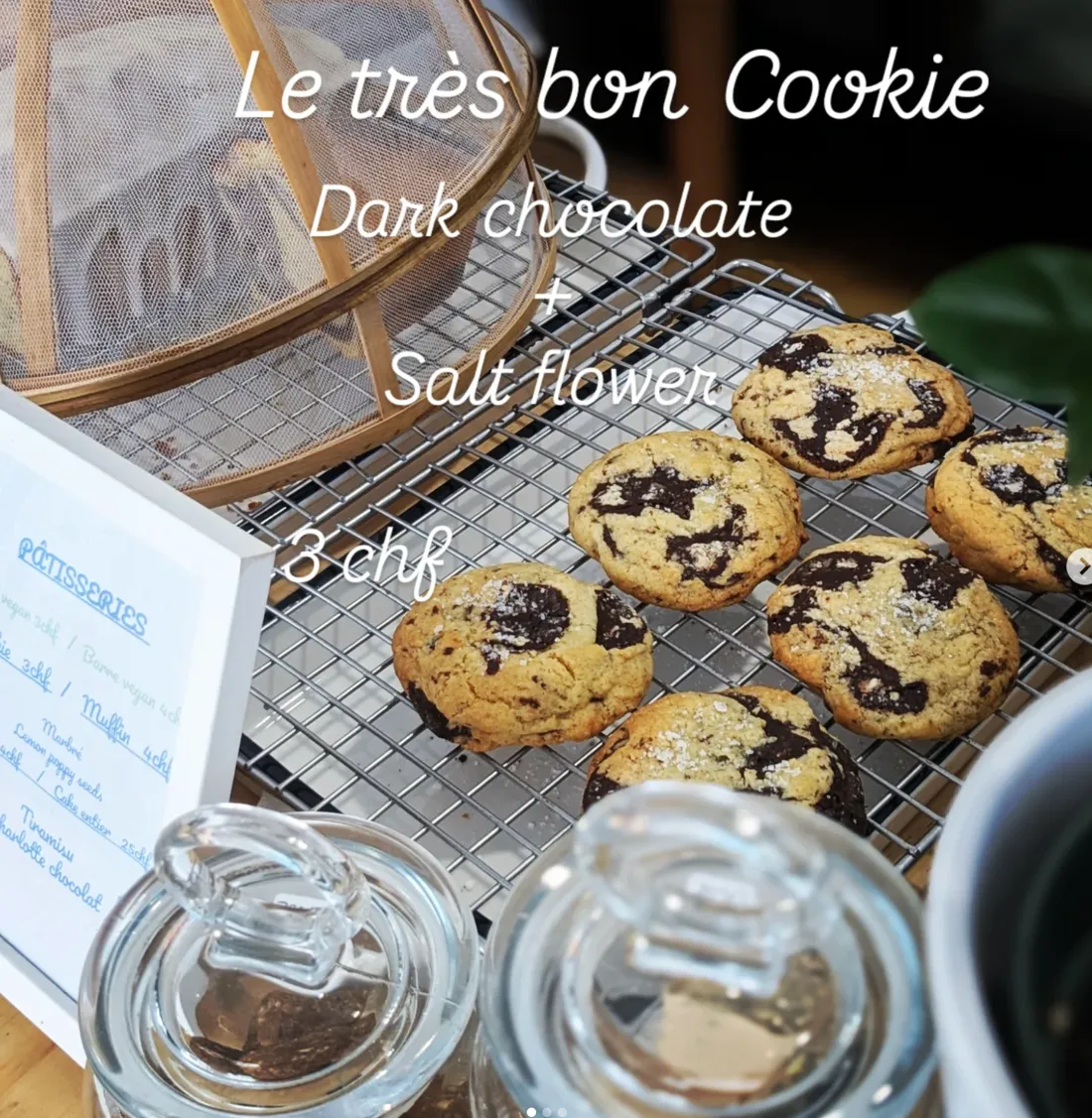 Cookies au chocolat noir et fleur de sel faits maison, posés sur une grille à Ogeessa Coffee