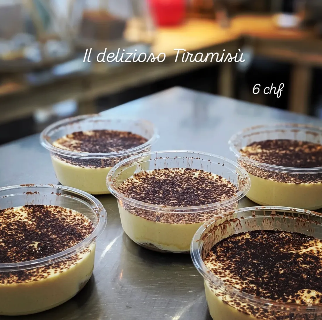 Tiramisù maison servis en pots individuels, saupoudrés de cacao, à Ogeessa Coffee